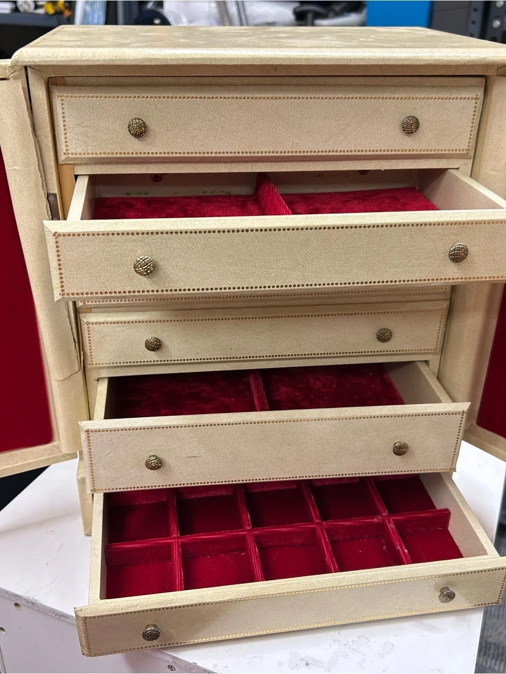 Vintage Beige Velvet-Lined Jewelry Organizer Chest with Red Interior